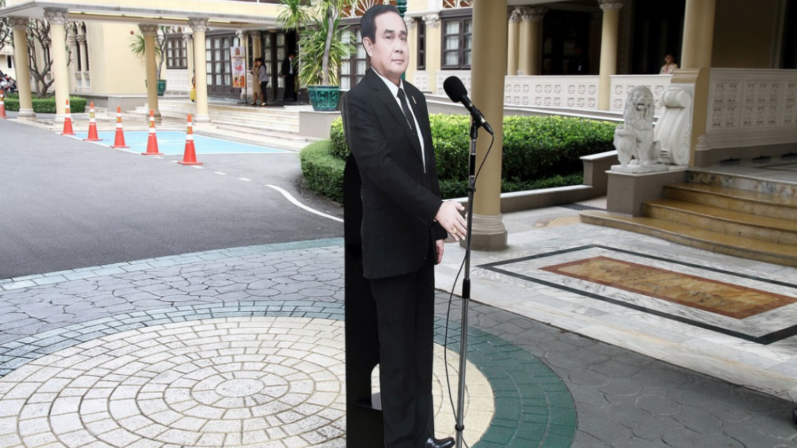 Primer ministro de Tailandia evade a prensa con figura de cartón