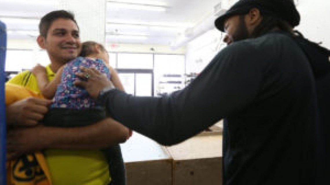 Josh Norman brindan ayuda a inmigrantes en Texas