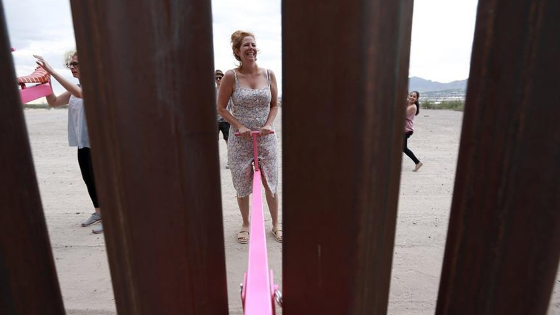 Convierten muro fronterizo en un parque de juegos