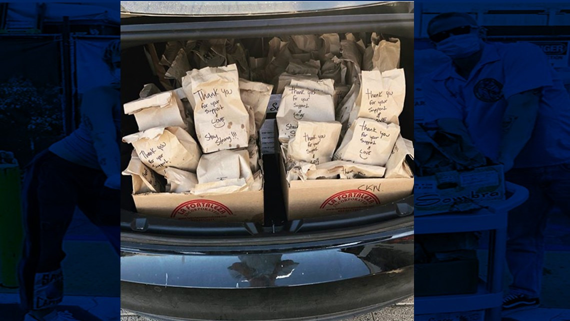 Miley Cyrus y Cody Simpson regalan tacos a personal médico