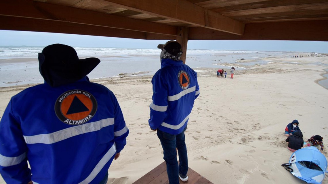 A pesar de frente frío, turistas arribaron a playa Tesoro de Altamira