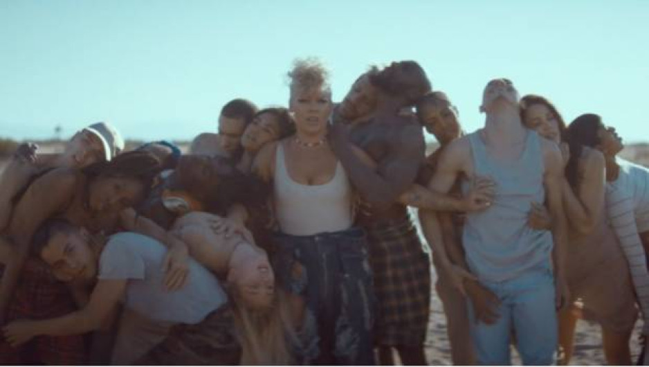 Pink estrena su nuevo sencillo “What about us”