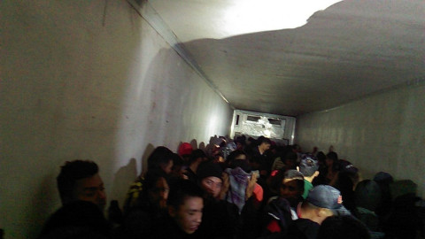 Detienen a dos personas por trasladar a indocumentados