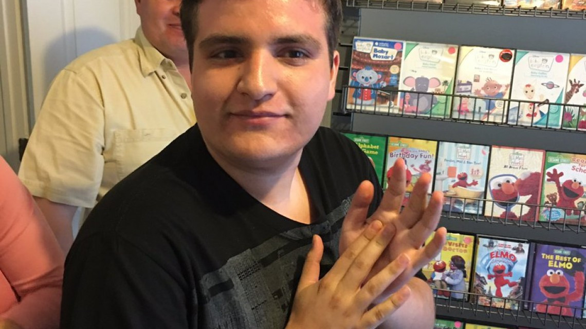 Padres recrean tienda de Blockbuster para su hijo con autismo