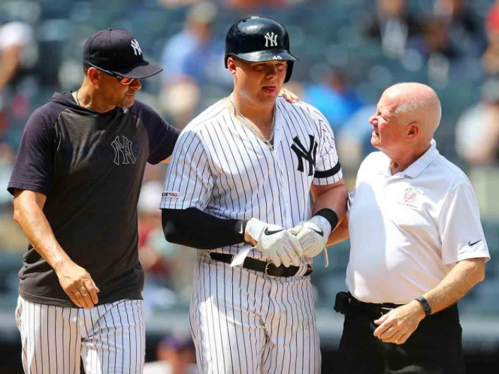 Luke Voit recibe pelotazo en el rostro