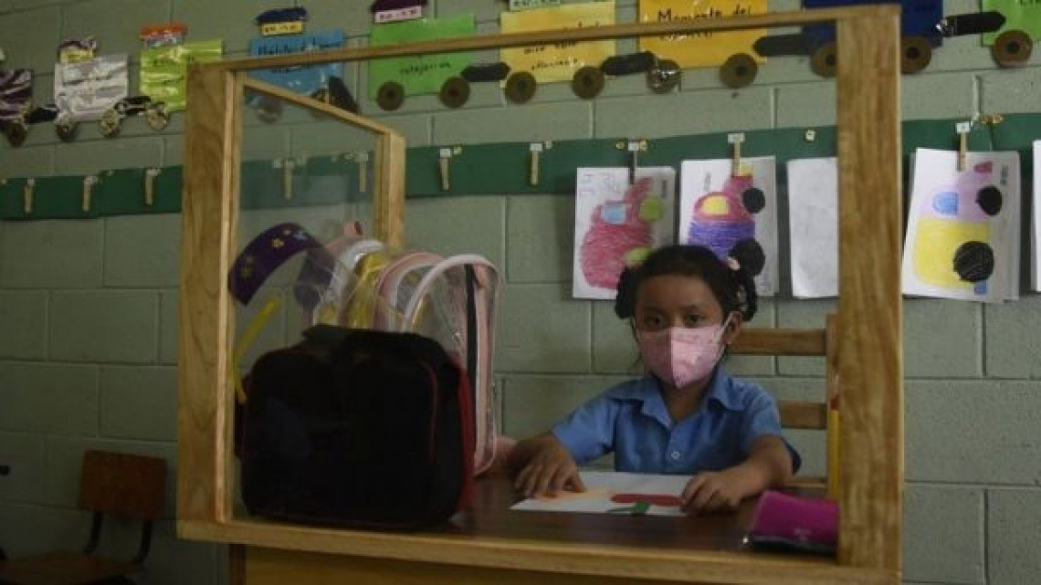 Carpintero diseña y construye pupitre anti COVID-19 para su hija