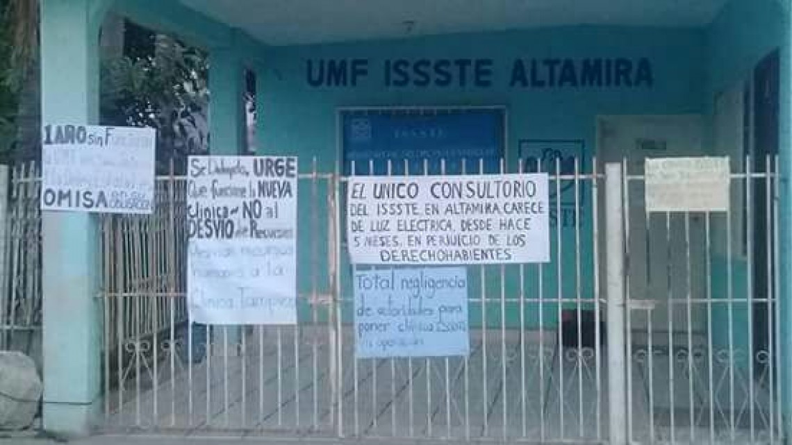 Colocan cartulinas fuera del ISSSTE, exigen mejor servicio