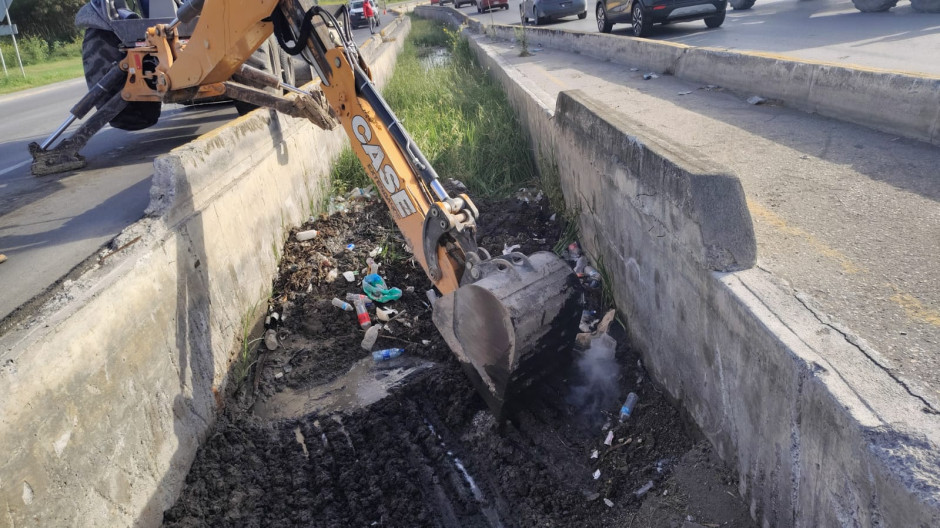 Desazolvan cuadrillas municipales dren del bulevar Oriente en Reynosa