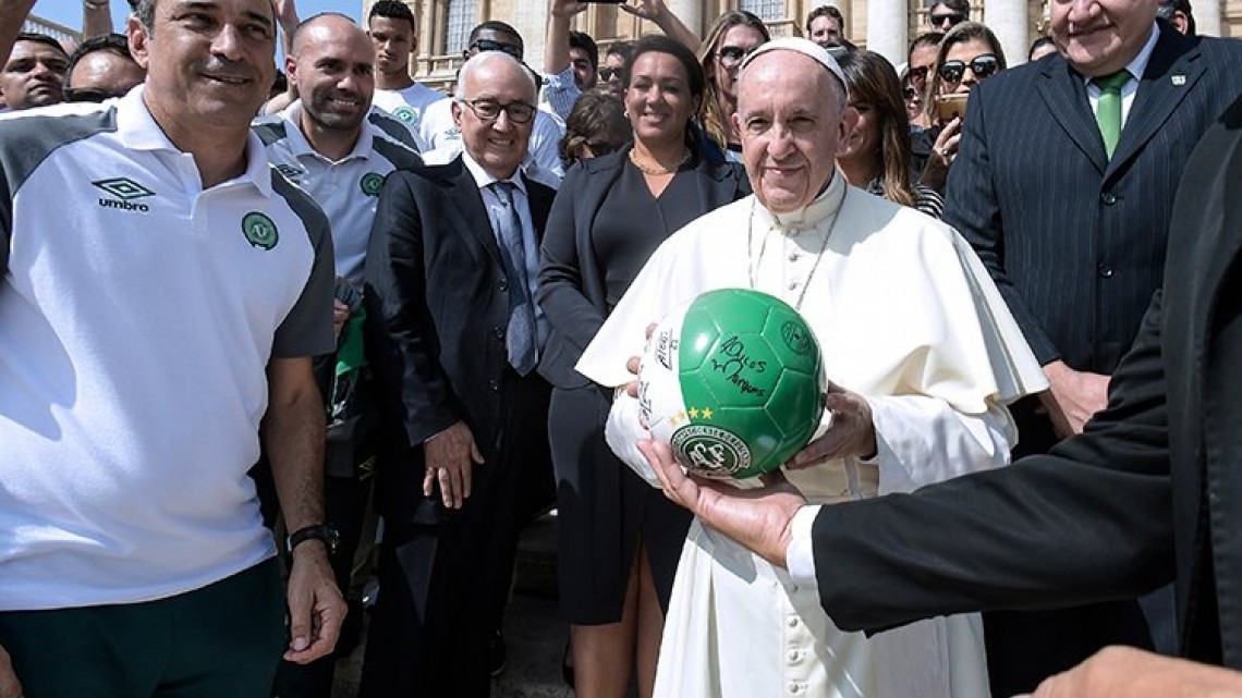 Chapecoense visitan al Papa Francisco en el Vaticano
