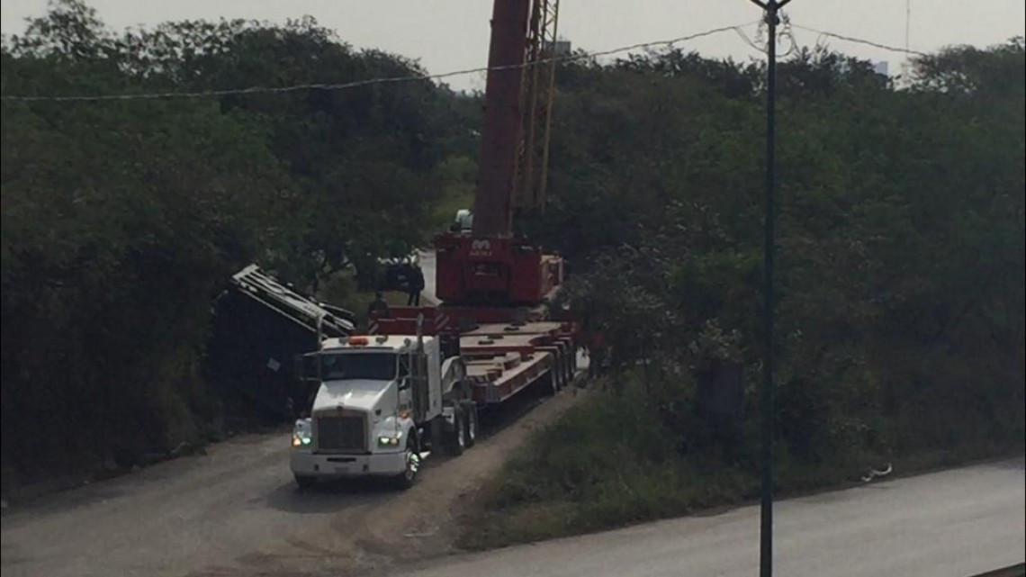 Tráiler ladea carga en otro distribuidor vial; Segundo accidente similar en menos de una semana