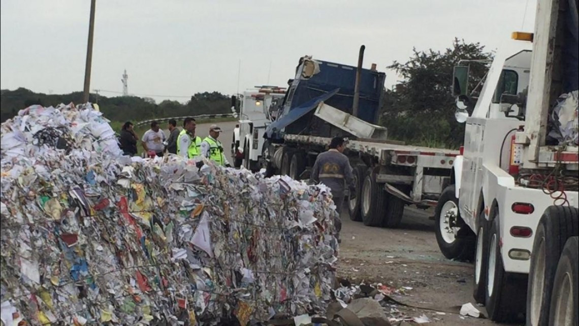 Vuelca tráiler en el distribuidor vial del puerto de Altamira