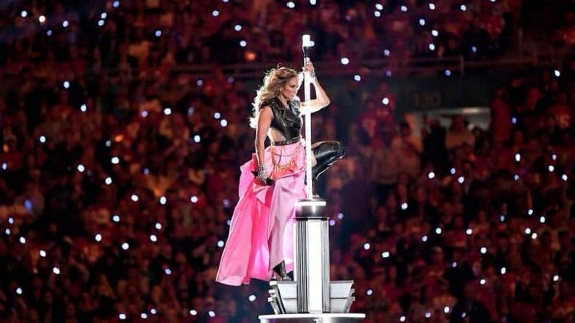 Con ritmo latino, Shakira y JLO encienden el escenario del Medio Tiempo del SB