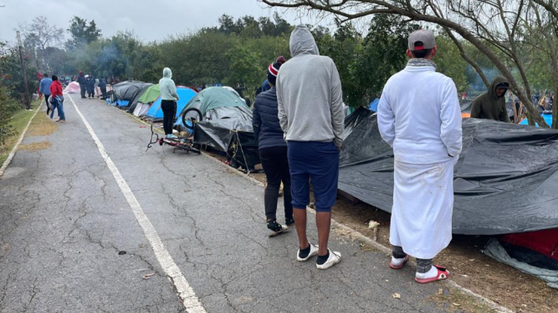 Reportan miles de migrantes varados en Matamoros a la espera de EU ponga fin al título 42