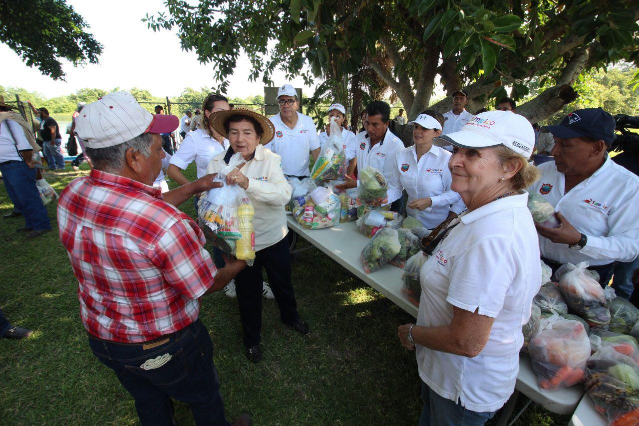 Atiende Magdalena Peraza necesidades del ejido La Isleta