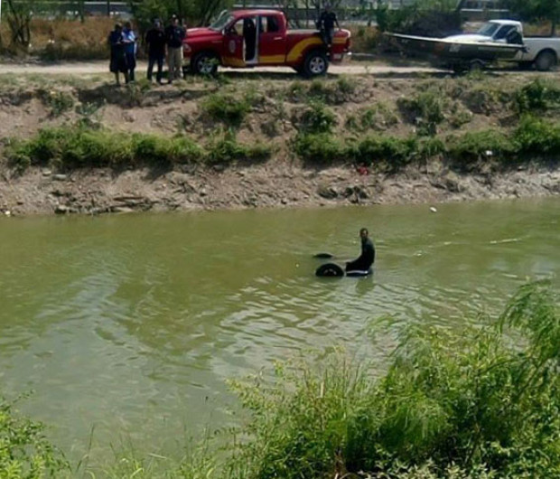 Cae automóvil a canal Rodhe