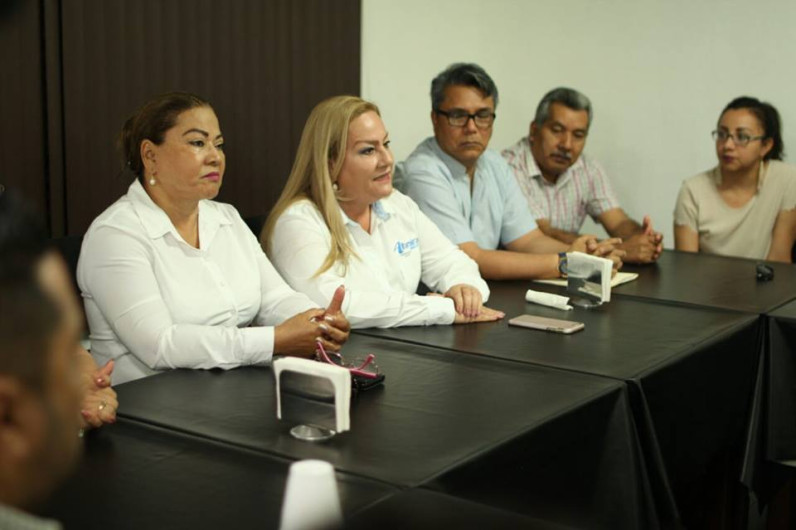 Sostiene alcaldesa reunión con directores de escuelas