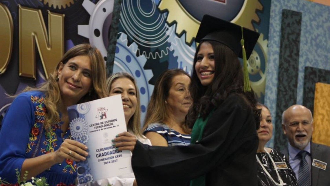 Maki felicita a graduados de CETIS No. 71