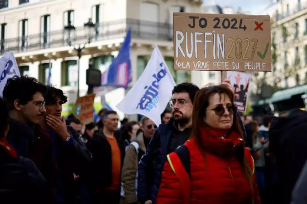 Corte constitucional aprueba ley de pensiones de Emmanuel Macron