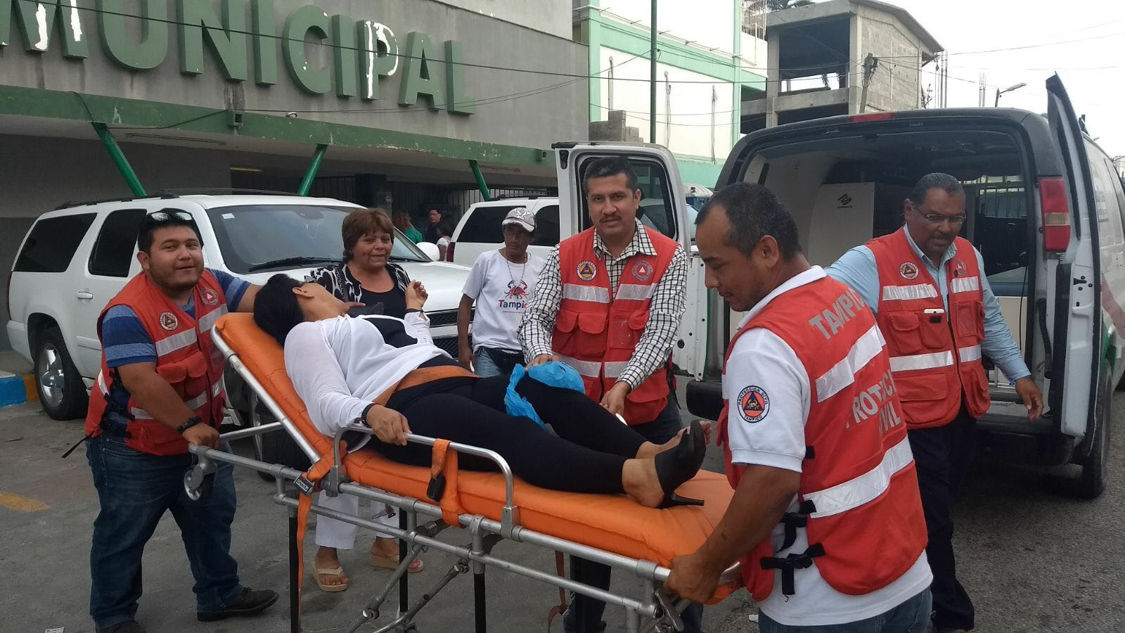 Atiende Protección Civil a mujer lesionada en festejo del día de la madres