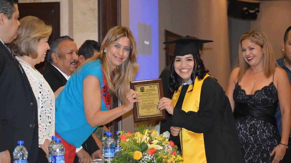 Alcaldesa felicita a graduados de la preparatoria José de Escandón