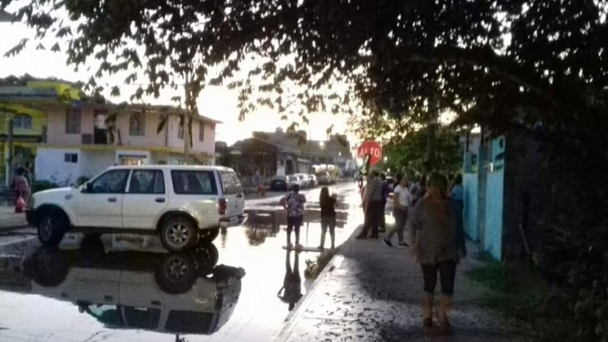 Bloquean calles para exigir reparación de fuga de aguas negras