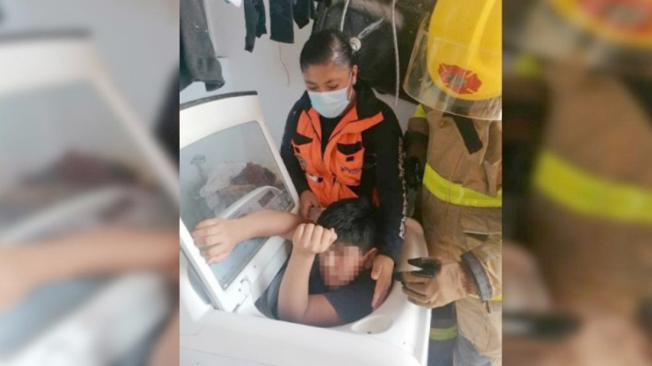 Menor queda atrapado en una lavadora 