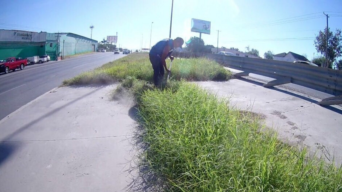 Delimitan cuadrillas municipales espacio para trabajar con seguridad