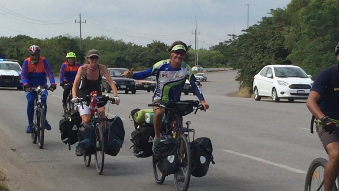 Canadienses recorren el continente americano en bicicleta