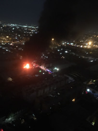 Incendio abraza bodega de textiles en Iztacalco