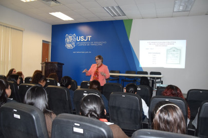 Imparten conferencia "La participación política de la mujer"
