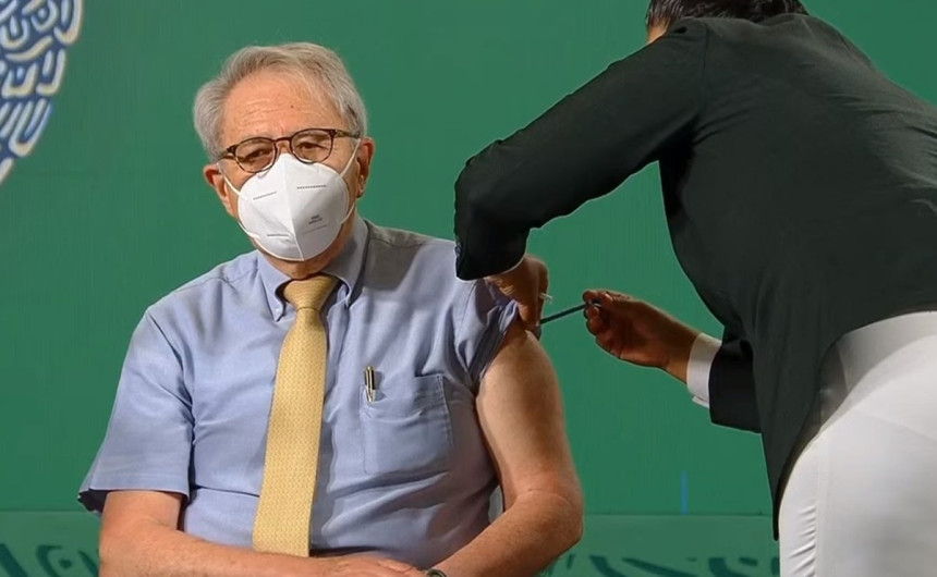 Recibe Jorge Alcocer la segunda dosis de vacuna contra la COVID-19 