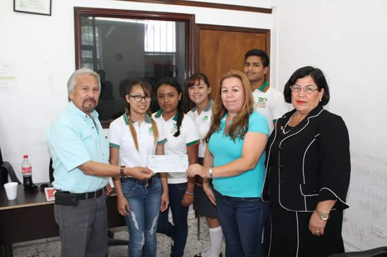 Ayuntamiento entrega recurso económico para compra de transporte escolar