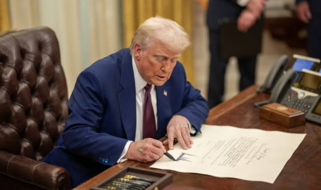 ¡Oficialmente!, Trump firma orden ejecutiva que aplaza aranceles para México y Canadá por un mes