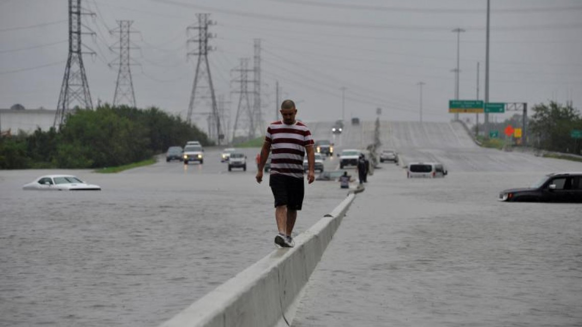 "Harvey" deja grandes daños a su paso por Texas