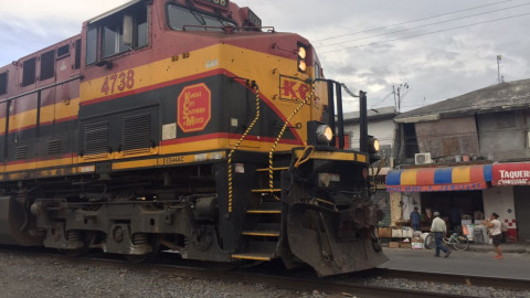 Camioneta quiso ganarle a tren y este la avienta 