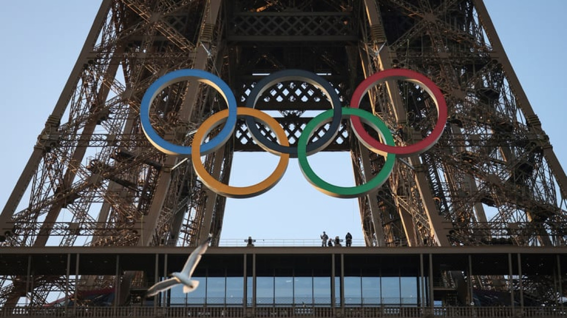 Torre Eiffel se engalana con los anillos olímpicos, así luce