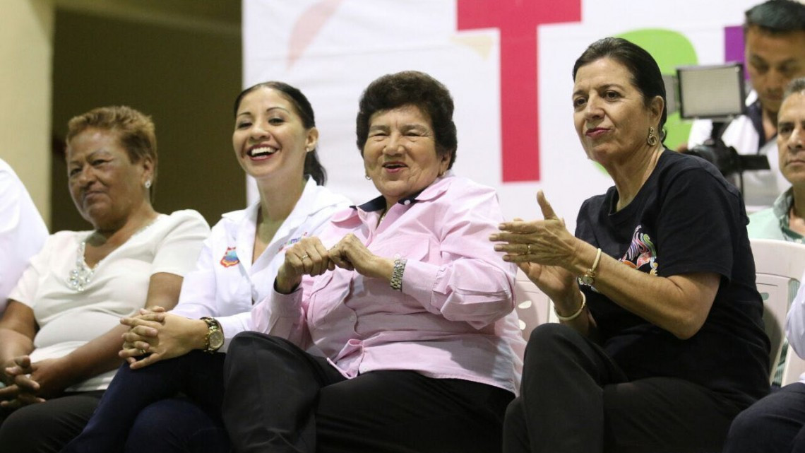 Alcaldesa premia a la comparsa de Notigape "Dinastía"