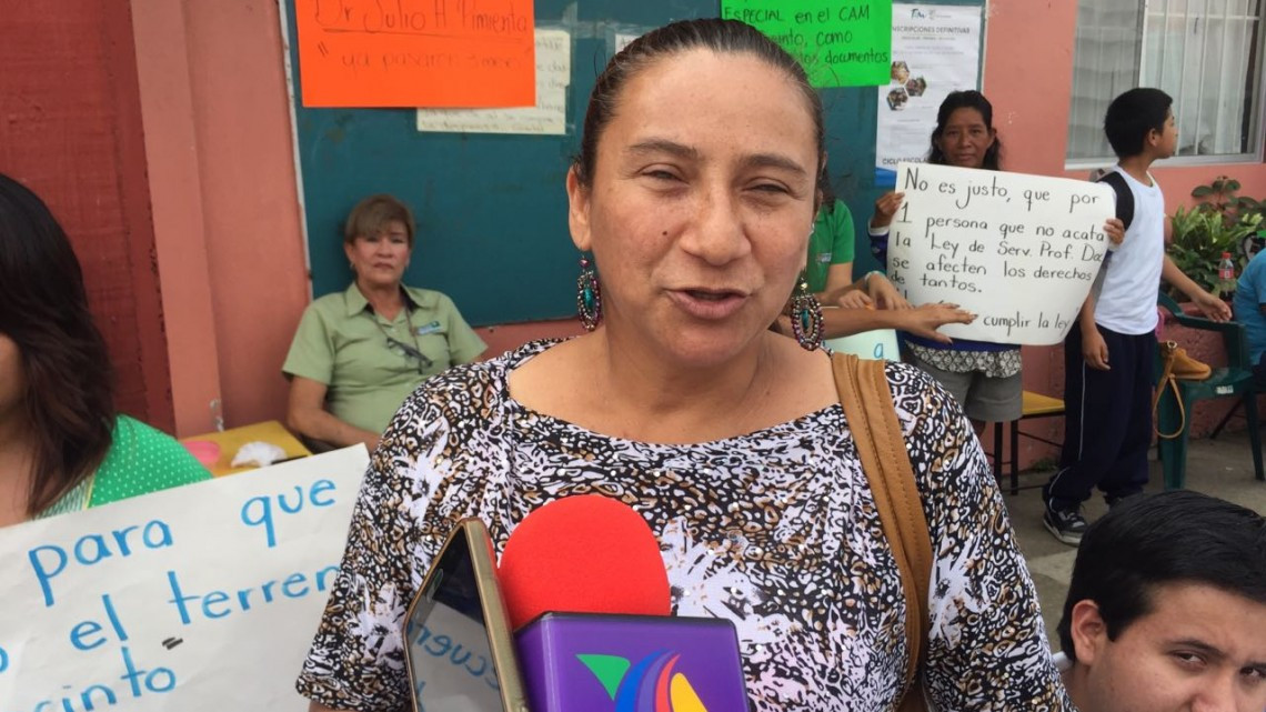 Bloquean acceso a escuela especial, exigiendo solución a conflicto escolar