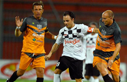 F1 juega partido de futbol