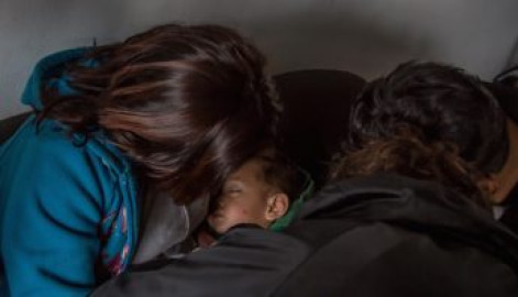 Texas aprueba proyecto “cárceles para bebés” de indocumentados