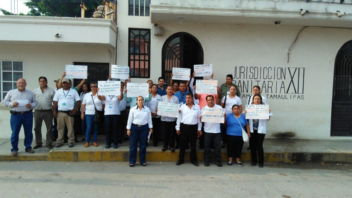 Protesta frente a la jurisdicción sanitaria No. 12 de Altamira, exigen trato digno de sus jefes