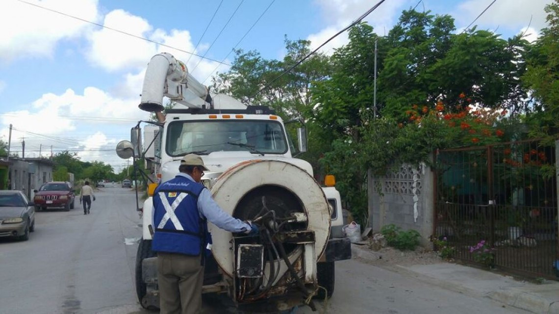 Comapa trabaja con equipo vactor