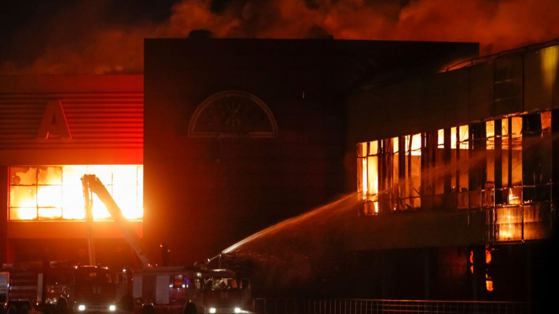 Registran incendio en centro comercial en Moscú