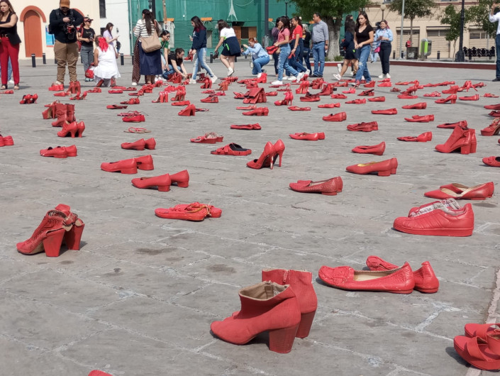 Con obra “Zapatos Rojos” se expresan en contra de la violencia contra la mujer