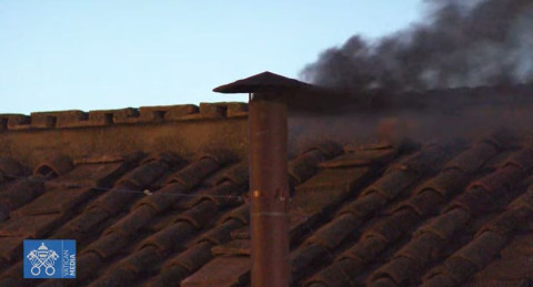 Día 2 del cónclave: sale humo negro tras tercera votación, la Iglesia aún no tiene Papa