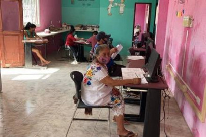 Abuelita termina primaria a los 71 años