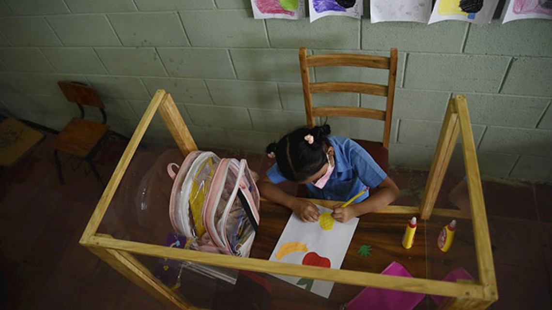 Carpintero diseña y construye pupitre anti COVID-19 para su hija