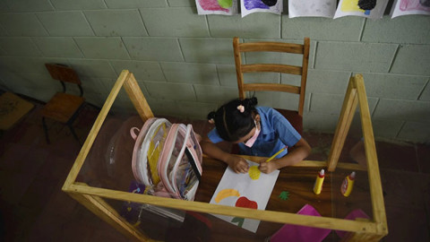 Carpintero diseña y construye pupitre anti COVID-19 para su hija