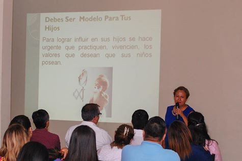 Imparten clases de "Escuela Para Padres"