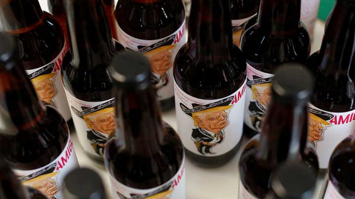 Mexicanos y gringo crean cerveza con la imagen de Trump vestido de mariachi 
